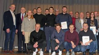 Die beiden Bilder zeigen die mit Bronze ausgezeichneten Sportlerinnen und Sportler.