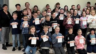 Über ihre Sportabzeichen freuten sich beim SV Nassig Kinder, Jugendliche und Erwachsene.