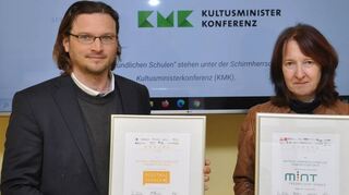 „Digitale Schule“ und „Mint-freundliche Schule“: Das Bild zeigt Sebastian Link und Sigrid Böhrer mit den begehrten Auszeichnungen.