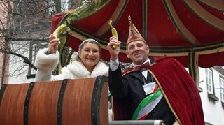 Beim Fastnachtsumzug in „Groß Dürn“ verteilten die „Fidelen Affen“ auch Bananen an die Zuschauer. Prinzessin Nadine II. und Prinz Thomas I. strahlten das schlechte Wetter einfach weg.