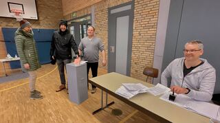 In den Wahllokalen wie hier in der Impfinger Turnhalle sorgten viele Wahlhelfer für einen reibungslosen und korrekten Ablauf der Gemeinderatswahl. Die Wahlbeteiligung blieb mit nur rund 38 Prozent allerdings niedrig.