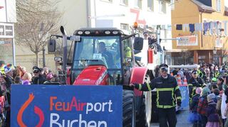 Motivwägen (hier die Buchener Feuerwehr 2017) dürfen an Umzügen schon lange nicht mehr ohne Begleitpersonal teilnehmen.