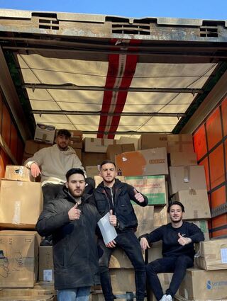 Mit einem mit Spenden voll gepackten 40-Tonner Lastwagen starteten die Helfer des Fußballvereins Türkgücü Wertheim am Mittwoch in Richtung Aalen.