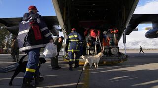 Griechische Feuerwehrleute sind mit Hunden auf dem Weg in die Türkei, um bei den Rettungsmaßnahmen im Erdbebengebiet zu helfen.