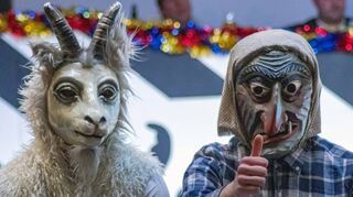 Auch von Hexe und Gääss, dem Wahrzeichen der Allezer Faschenacht, gibt es Daumen hoch für die Premierensitzung in der neuen Eckenberghalle.