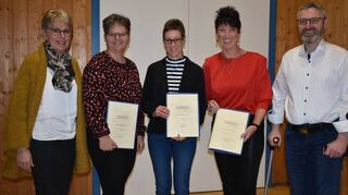 Waltraud Grünewald (links) vom Main-Neckar-Turngau ehrte (von links) Karin Körner, Sieglinde Kinzel und Wilma Weiß im Beisein vom Vorsitzenden Dieter Hehn (rechts).