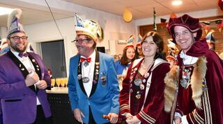 Abgeordnet: Das Ritterpaar der „Hordemer Wölf“ beim Empfang der FG „Götzianer“ in Hettigenbeuern. Deren Präsident Steffen Farrenkopf (l.) freut sich über den Besuch.