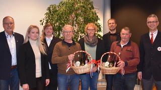 Blutspender wurden im Rahmen einer Feierstunde von der Stadt Niederstetten geehrt. Das Bild links zeigt die Frauen und Männer, die für 75- und 100-maliges Spenden ausgezeichnet wurden, das Bild rechts jene, die zehn, 25 oder 50 Mal an einer Blutspendeaktion teilgenommen haben.