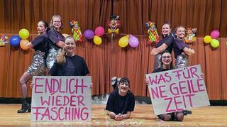 Nach zweijähriger Corona-Pause hieß es endlich wieder „TSV Helau!“ in der Zehntscheune. Das TSV-Vorstandsteam (rechts) begrüßte Jung und Alt mit einem Ständchen.