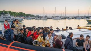 Ein Boot der italienischen Küstenwache mit geretteten Flüchtlingen.