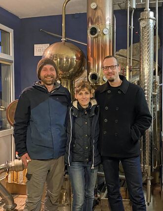 Die Hobby-Brenner Matthew und Sarah Tucci zusammen mit Max Mandlier (von links) in ihrer Brennerei.
