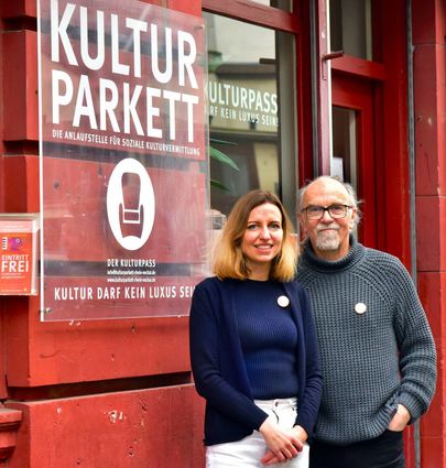 Führen zu Sesseln im Parkett: Anne-Marie Geisthardt und Gerhard Fontagnier vor ihrer Anlaufstelle in S 3, 12.