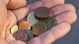 „Hilfe zum Lebensunterhalt“: In Baden-Württemberg erhielten zum 31. Dezember 2021 insgesamt 17 965 Männer, Frauen und Kinder diese spezielle Unterstützung (Vorjahr: 16 990), bundesweit waren es 214 860 Empfänger (Vorjahr: 217 370).