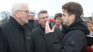 Projektplaner und Geschäftsführer Marek Steiff (rechts) diskutiert mit Winfried Kretschmann (links) und Landrat Dr. Achim Brötel.