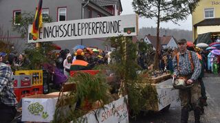 Egal, ob mit gut bestücktem Motivwagen unterwegs oder ohne: Die knapp 1000 Teilnehmer ließen sich in Laudenbach ihren Umzug nach langer Durststrecke vom Wetter nicht vermiesen.