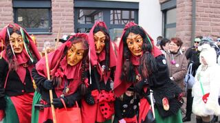 Schaurig-schön anzusehen sind die Tauberhexen aus Königshofen, die ins Brehmbachtal gekommen sind.