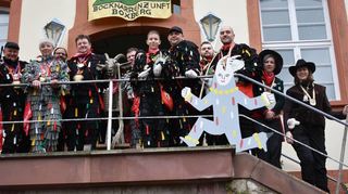 „Ho Narro“! Große Freude bei der Bocknarrenzunft. Von Zunftmeister Günter Ruck (links) wurden (von rechts) Bürgermeisterin Heidrun Beck und Carmen König zu Ehrenlaufnärrinnen sowie Michael Szukits und Mick Ihm zu Narro’s (Böckle) der Boxberger Bocknarrenzunft geschlagen.