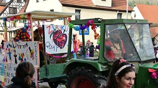 Viele Besucher säumten die Straßen schon am frühen Vormittag, um die fantasievollen Motivwagen zu sehen.