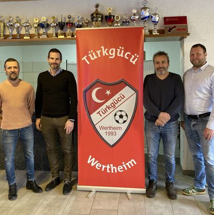 Spenden des Rotary Clubs Wertheim übergeben: Das linke Bild zeigt (von links) Mustafa Demircioglu (Türkgücü), Konrad Michel (Rotary), Vedat San (Türkgücü) und Jonathan Klüpfel (Rotary). Auf dem rechten Bild überreicht Rotary-Präsident Dr. Philipp Zippe (links) zusammen mit dem Präsidenten elect, Dr. Gerhard Schüder (rechts) den Spendenscheck an Gerold Klein vom Kinderhospiz Sternenzelt Mainfranken Marktheidenfeld.