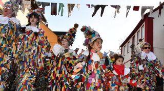 Angeführt wurde der Buchener Rosenmontagsumzug von einem Heer von Huddelbätzen. Tausende von Zuschauern säumten die Straßen in der Bleckerstadt.