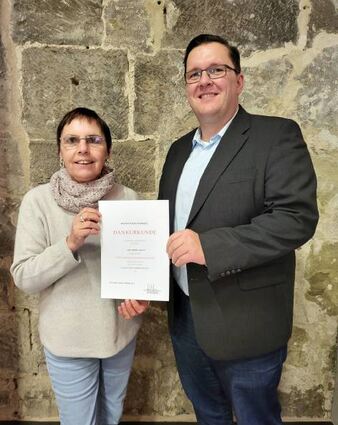 Monika Menth wurde von Manuel Liehr geehrt.