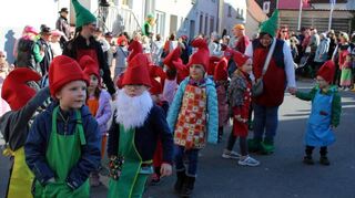 Die Kinder des Kindergartens Hochhausen waren als Gartenzwerge verkleidet.