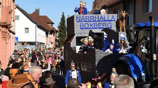 Endlich konnten die Narrhalla (links) und die Bocknarrenzunft (rechts) wieder mit dem närrischen Volk auf den Boxberger Straßen ausgelassen feiern.