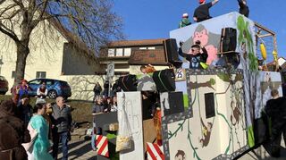 Partystimmung war angesagt beim großen Gaudiwurm am Faschingsdienstag in Gerchsheim. 23 Gruppen und Wagen sorgte für gute Laune beim Narrenvolk.