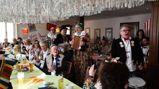 Die Handball-Krachkapelle gehört zum FG-„Narrhalla“-Frühschoppen wie der Blecker nach Buchen. Sie eröffnete am Dienstag die bunte Traditionsveranstaltung im Hotel „Prinz Carl“.