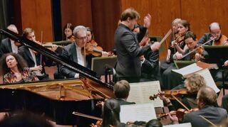 Bringt Mozart zum Leuchten: Marianna Shirinyan spielt das d-Moll-Konzert KV 466, während Alexander Soddy das Nationaltheaterorchester zu transparenter Höchstleistung anpeitscht.