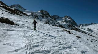 Auf dem Weg zur Ötzi-Fundstelle: Bergführer Robert Ciatti steigt zum Hauslabjoch auf.
