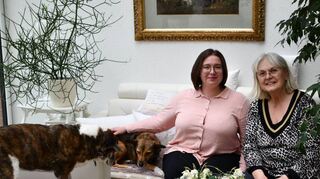 Anna Nedzelska (links) lebt seit einem Jahr in Lauda. Zusammen mit ihrer Familie war sie vor dem Krieg in der Ukraine geflohen und hat bei Prisca Hehn (rechts) und ihrem Mann Dr. Arthur Hehn Zuflucht gefunden.