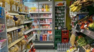 Das Ehepaar Volk verkaufen auch Lebensmittel in ihrem Geschäft.
