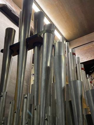 Einige Orgelpfeifen mussten bereits angebunden werden, weil sie sonst „herausfallen“ würden.