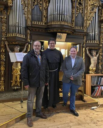 Die Kosten für die Renovierung der Orgel in der Wallfahrtsbasilika belaufen sich auf schätzungsweise etwa 1,5 Millionen Euro. Um das große Projekt zu finanzieren, sind die Beteiligten um Rainer Kreis vom Stiftungsrat (von links), Stadtpfarrer Pater Josef Bregula und Kirchenmusiker Sven Geier auf Spenden und Zuschüsse angewiesen.