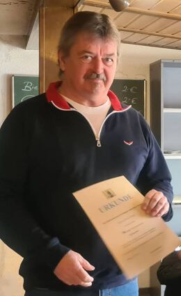 Bei der Hauptversammlung der Külsheimer Ortsgruppe des Schäferhundevereins zeichnete Vorsitzender Waldemar Rosswinkel (rechts) für 50-jährige Treue zum Verein Peter Seitz (links) und Klaus Schukraft aus.