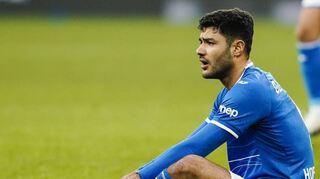 Nach der Niederlage gegen Leverkusen sitzt Hoffenheims Ozan Kabak enttäuscht auf dem Rasen. Erneut findet sich der Türke im Abstiegskampf wieder.