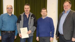 Nach der Blutspenderehrung: Bernd Ebert (Zweiter von links) mit Armin Müller, Erik Longin und Bürgermeister Ralf Killian.