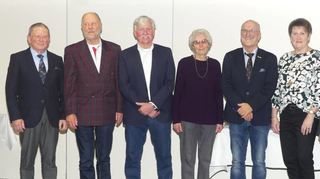 Die Geehrten und die aus ihren Ämtern verabschiedeten Vorstandsmitglieder.