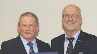 Aufgrund seiner Verdienste um den Sozialverband VdK wurde Hans-Dieter Bauer (rechts) vom Kreisvorsitzenden Werner Seeger zum Ehrenvorsitzenden ernannt.