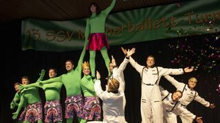 Den zweiten Platz belegte das Männerballett des Faschingclubs Helmstadt (rechts). Dritte wurden die Herren der Külsheimer Brunnenputzer (links).
