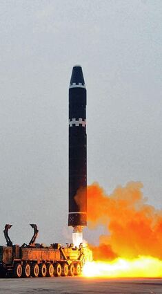 Bedrohung Nordkorea: Der Start einer ballistischen Interkontinentalrakete vom Typ „Marskanone 15“ auf dem Flughafen von Pjöngjang.