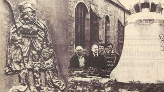Die Rochusglocke ist am 28. Oktober 1976 in Buchen eingetroffen. Das Bild zeigt unter anderem Stadtpfarrer Josef Schmitt (Zweiter von links).