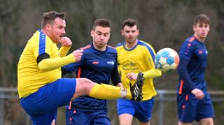 Durchgesetzt hat sich der TSV Höpfingen II (am Ball Sebastian Götz) im Nachbarschaftsduell gegen die SpG Erftal. Das Team von Matthias Beckert gewann mit 2:1.