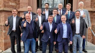 Groß ist die Freude über die Gründung der H Main-Tauber GmbH bei (vorn von links) Werner Spec, Klaus Bruno Fleck, Arne Weinig, (Mitte von links) Peter Herm, Paul Gehrig, Landrat Christoph Schauder, Dr. Christian Kley sowie (hinten von links) Thomas Beier, Benjamin Trippe, OB Udo Glatthaar, OB Markus Herrera Torrez und Dr. Thomas Lippert.