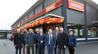 Über den Umbau der Norma-Filiale freuen sich (von links): Bürgermeister Stefan Grimm, Alt-Bürgermeister Volker Rohm, Bauamtsleiter Daniel Emmenecker, stellvertretender Filialleiter Carsten Büttner, Expansionsleiter Sven Wohnsland, Bereichsleiter Tomas Klein, Verkaufsleiter Winfried Beetz, Niederlassungsleiter Franz Fritzenschaft und Filialleiterin Larisa Laumann.