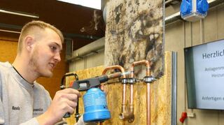 Bögen löten ist manchmal knifflig, doch die jungen Azubis des Bereiches Anlagenmechaniker für Heizung, Sanitär und Klima lernen auch in der Schule, was sie dabei beachten müssen.