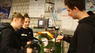 Eindrucksvoll sind die Werkstätten – von der Feile bis zum CNC-Automaten ist alles vorhanden. Die jungen Leute aus der 11. Klasse des Technischen Gymnasiums bauen sich einen Sterling-Motor.