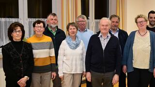 Der neue, erweiterte, Vorstand des Obst- und Gartenbauvereins Ilmspan mit der neuen Vorsitzenden Rita Schrank (Zweite von links), Bürgermeister Johannes Leibold (Neunter von links) und Kreiskassierer Udo Lorenz (rechts).