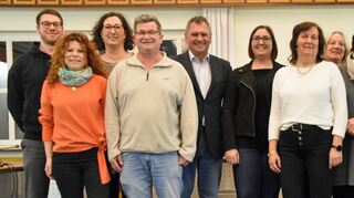Die gewählten Mitglieder des Partnerschaftskomitees mit dem Vorsitzenden Wolfgang Stein und der Geschäftsführerin Celia Fernandez (Mitte).